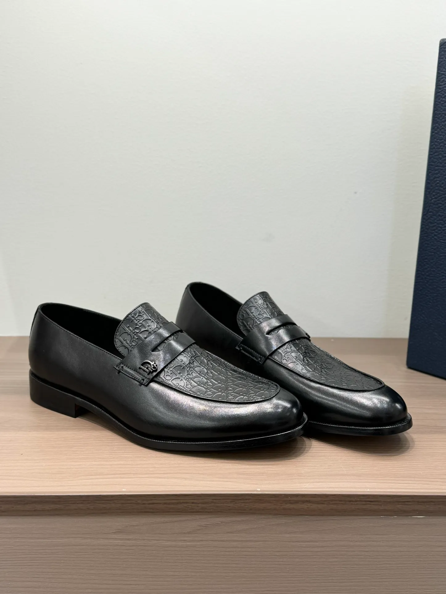 [Dior Dior] Top P: 960💰 Standard code 39-44 (38.45.46 custom-made, non-refundable and non-exchangeable) Dior Dior's latest high-end men's boutique casual leather shoes, the upper is carefully made of black cowhide/open-edge beaded leather/high-mercerized frosted cowhide, the classic silhouette shows elegance, and the upper strap is matched with a metal-coated CD Icon decorative buckle to enhance the style. Comfortable and lightweight, the Italian leather sole features anti-slip rubber inserts. The Blake structured leather sole with anti-slip details showcases Dio*'s exceptional craftsmanship. Elegant and refined, it can be matched with all kinds of suits.